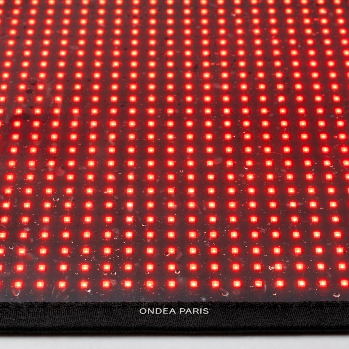 Gros plan sur les LED rouges du tapis de luminothérapie Ondéa